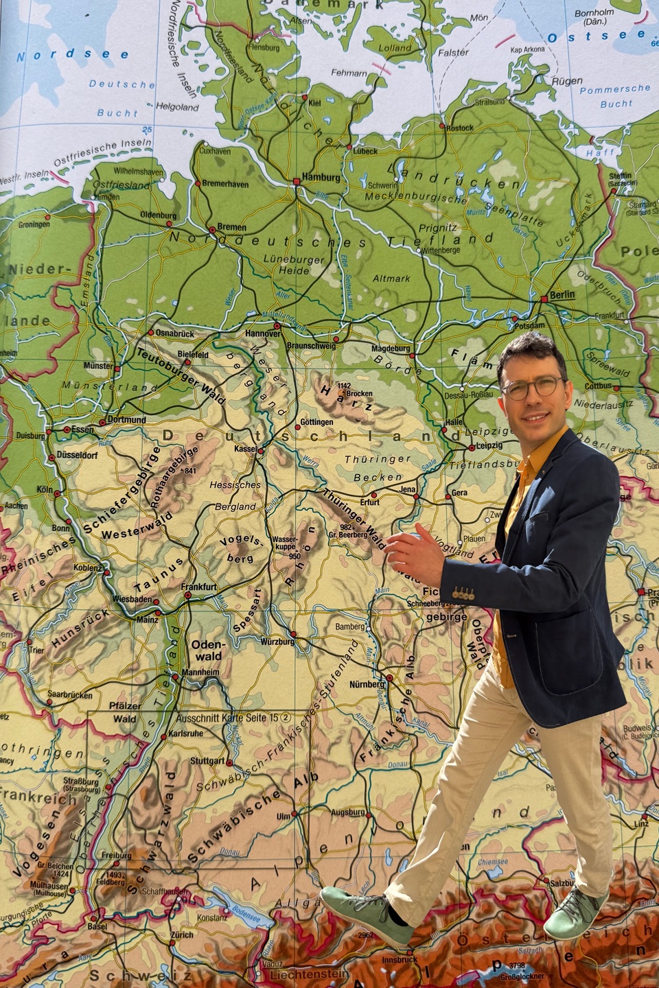 Der Germanist Evgenij Unker erklärt, wie ein Germanistikstudium abläuft, und listet die Universitäten auf, an denen du Deutsch studieren kannst.